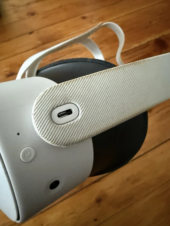 Occulus Meta Quest 3S Virtual Reality Headset with Strap and Controllers 128GB - Image 4 of 4