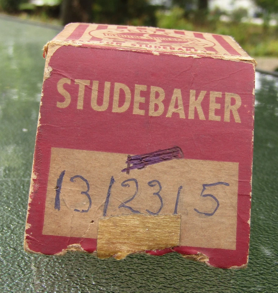 Lente de matrícula de vidrio vintage Studebaker Hawk Wagon #1312315 SIN USAR NOS Foto 2 de 4