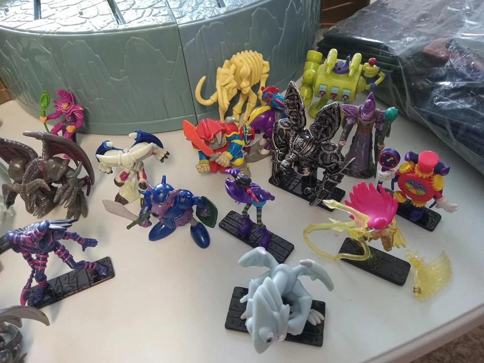 Yu-Gi-Oh! Juego Arena Estuche de Transporte y Mini Figura Lote de 46 Figuras + 55 Cartas Foto 2 de 4