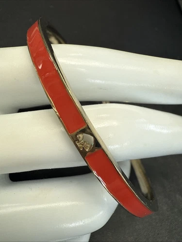 Bracciale Kate Spade New York tono oro e smalto corallo firmato logo vanga