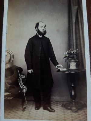 CDV Dapper Mann Zylinder Hut Rohr Vase Blumen von Tredray of Hastings viktorianisch mm