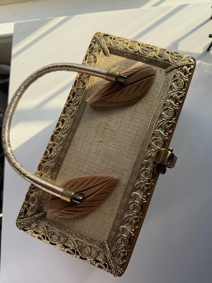Raro Bolso Cartera Caja Metal Dorado Madera Tallada Llewellyn Oro Artículo de Coleccionista Nueva York Foto 4 de 4