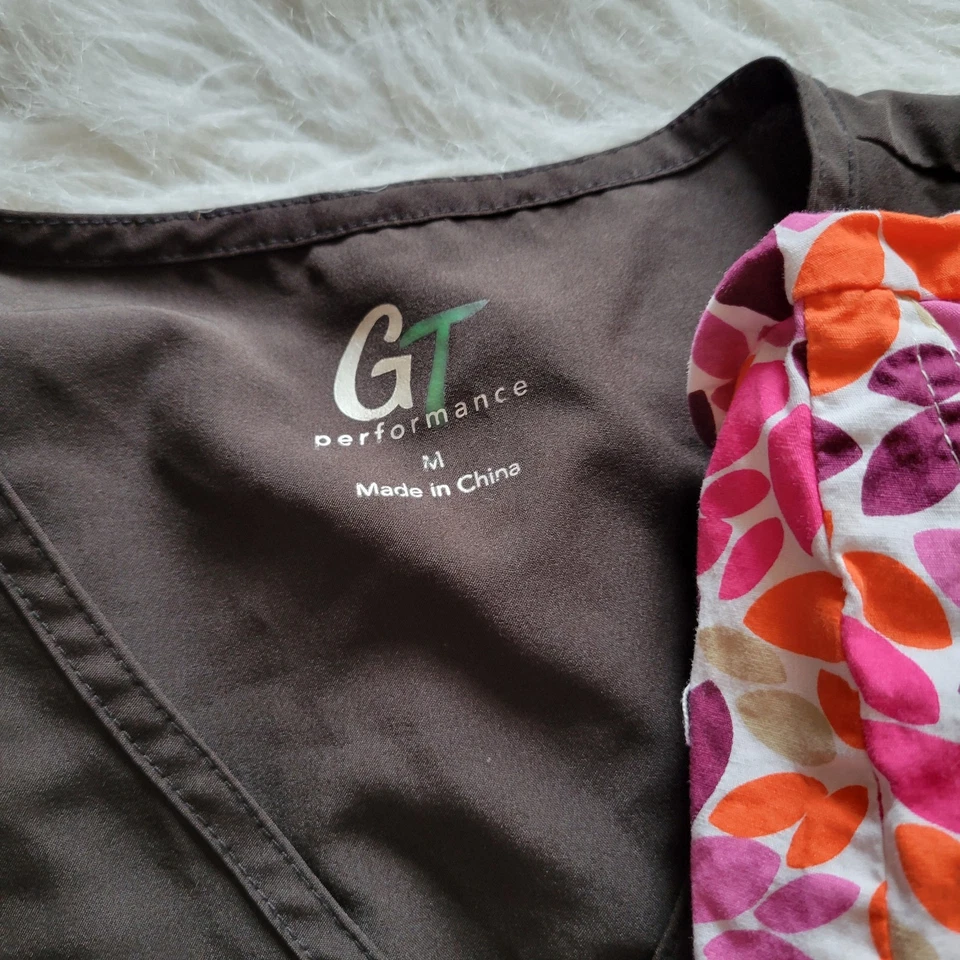 Lote de 5 Camisetas Médicas Estampadas Manga Corta Para Mujer Medianas Rojas Negras Florales Rosa Foto 3 de 4