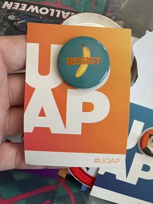 New Universal Orlando Passholder UOAP Button Resist Banana Despicable Me Minions