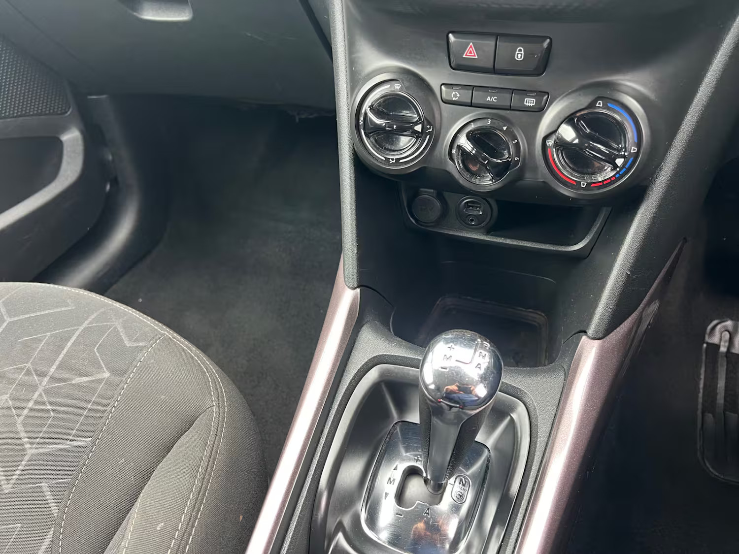 2015 Peugeot 2008, photograph 12