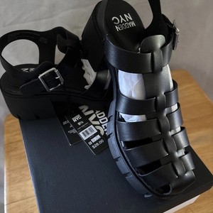 NYC Madden Woman’s Fisherman Sandals Size 9.5 Black NWT New In Box Never Worn