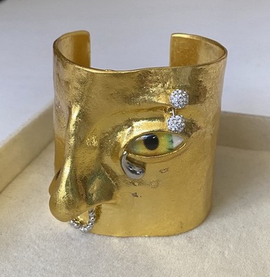 Schiaparelli Stil große schrullige schwere goldfarbene Gesicht Manschette Armreif