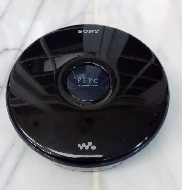 Vintage Sony PSYC CD Walkman Model D-EJ010 Portable CD Player / power adapter