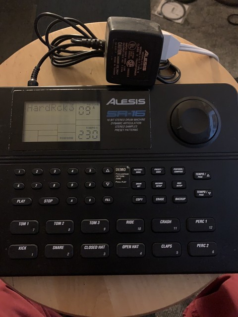 Драм машина alesis sr16