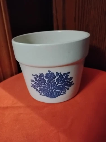 Vintage 4" Tall And 5" Wide 1982 FTDA Pfaltzgraff Yorktowne Flower Pot Unused