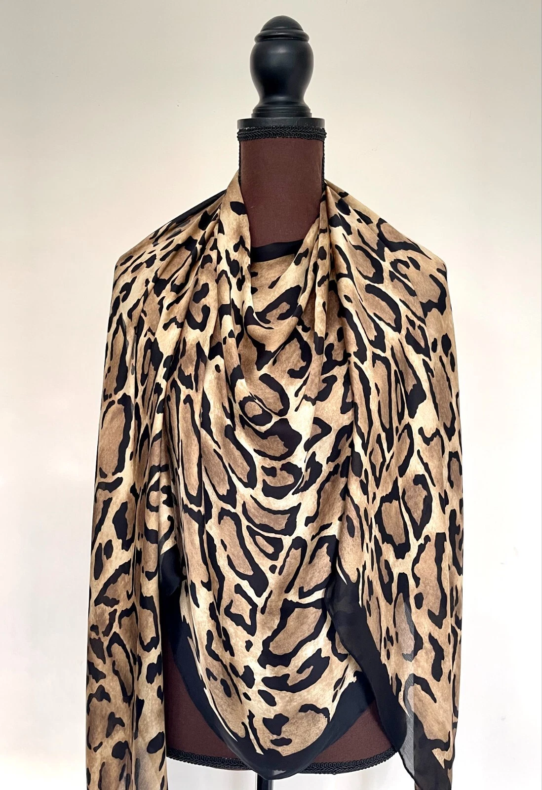 Écharpe unisexe Gucci soie wrap imprimé animal noir beige étole avec boîte cadeau Gucci