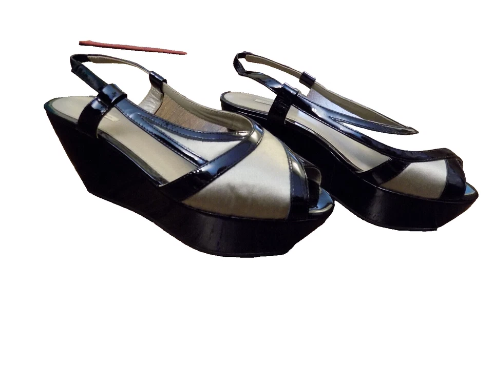 Max Studio 香槟缎黑色专利 1.5 英寸厚底 3 英寸高跟鞋凉鞋 7.5 二手状况完好 — 第 3/4 张图片