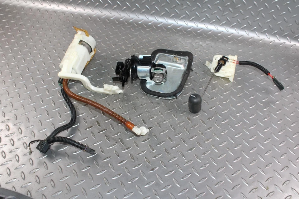 08-17 Heritage Softail Classic FLCSTC Fuel Pump Assembly Set OEM OE WTY OE WTY Foto 3 de 4