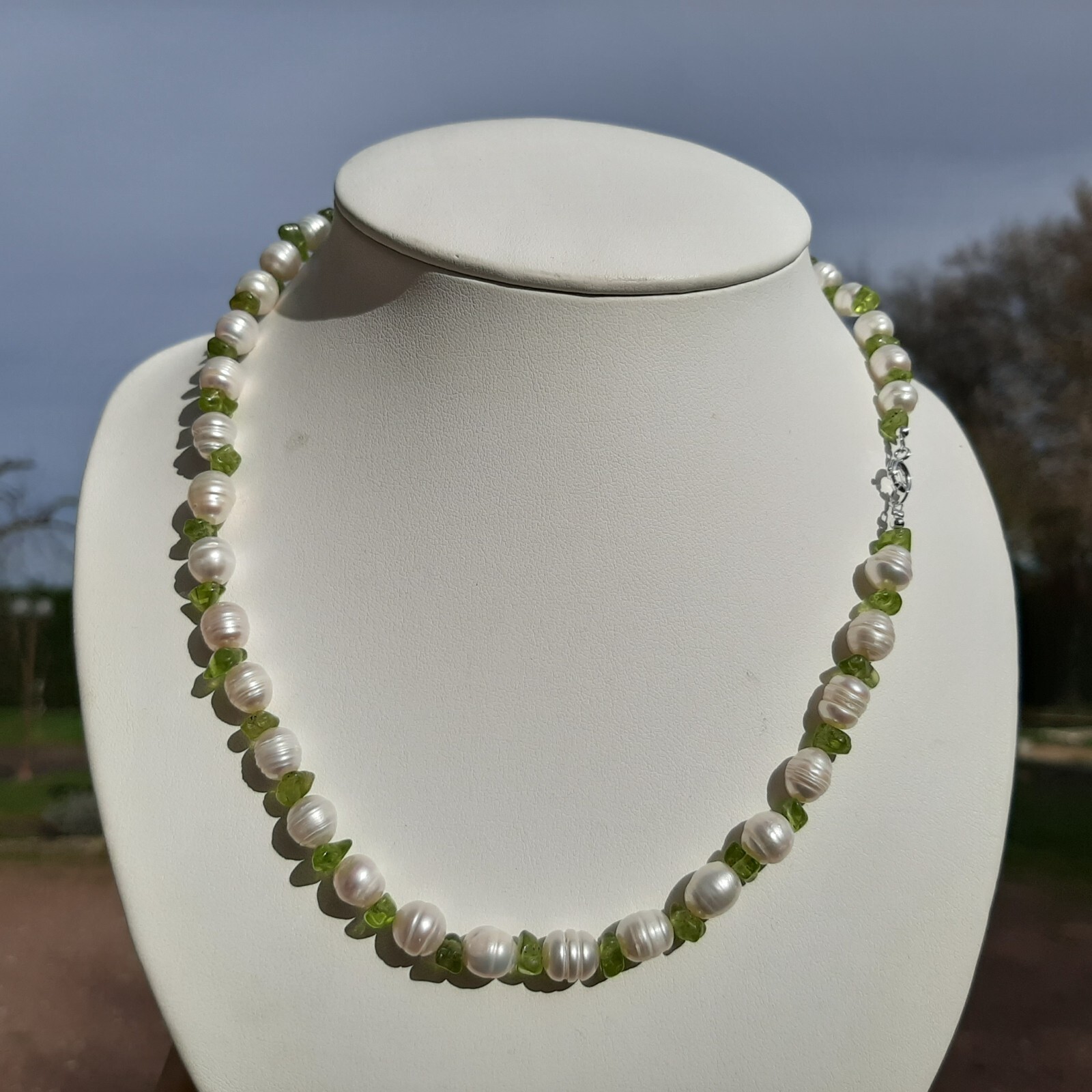 Collier péridot et perles de culture naturelle baroques, le cadeau d'anniversaire idéal