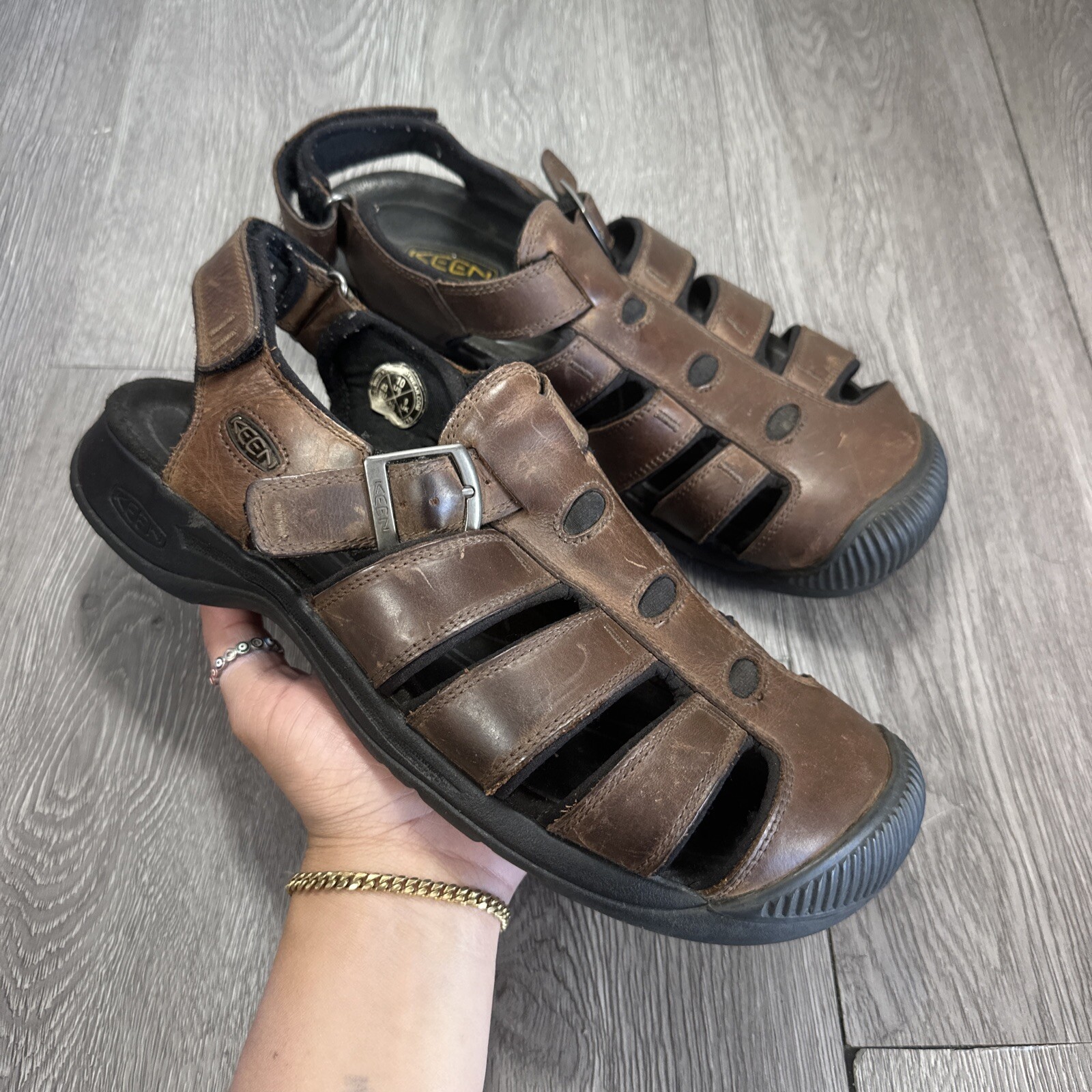 KEEN Sandali da uomo marroni in pelle taglia 10 escursionismo punta chiusa fibbia regolabile