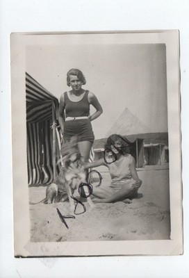 B977 Original Vintage Foto Snapshot: Junge Frauen am Strand ......