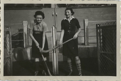 ALTES FOTO - VINTAGE SNAPSHOT - SPORT HOCKEY DAMEN LUSTIGE MODE - FASHION