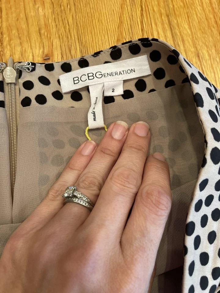 Mini-saia BCBGeneration bronzeada e preta bolinhas  - Imagem 3 de 4