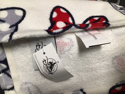 Disney Parks Minnie Mouse Believe in The Bow Beach Towel 100% Cotton White NEW - Picture 2 of 2