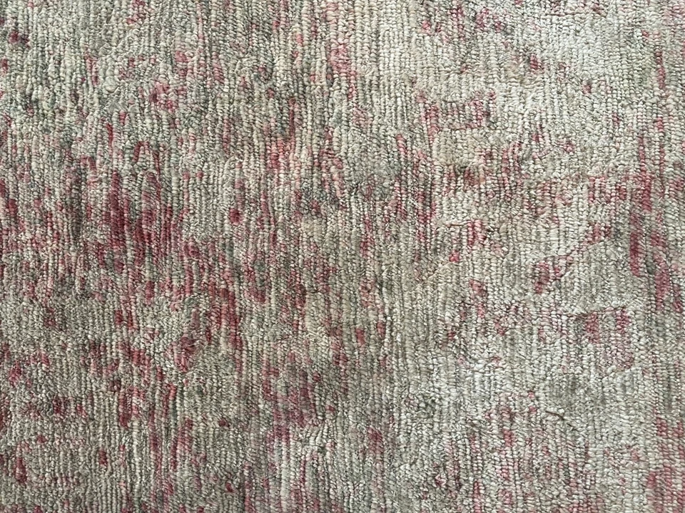 Corredor moderno de lã e seda com nós à mão design abstrato 26” x 12’ cinza e rosa - Imagem 2 de 4