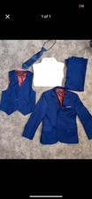 Boys size 5 suit New Never worn.
