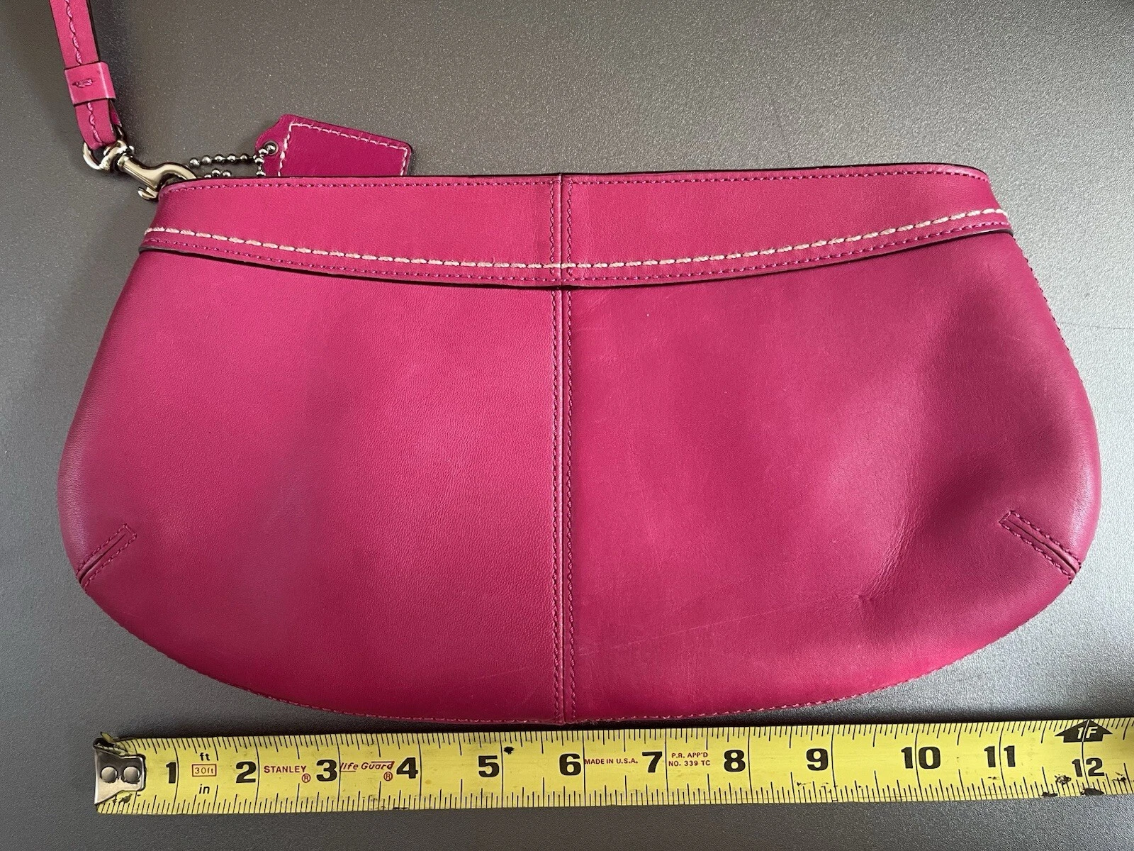 COACH (13734) Borsa da polso grande plissettata in pelle rosa lampone frizione