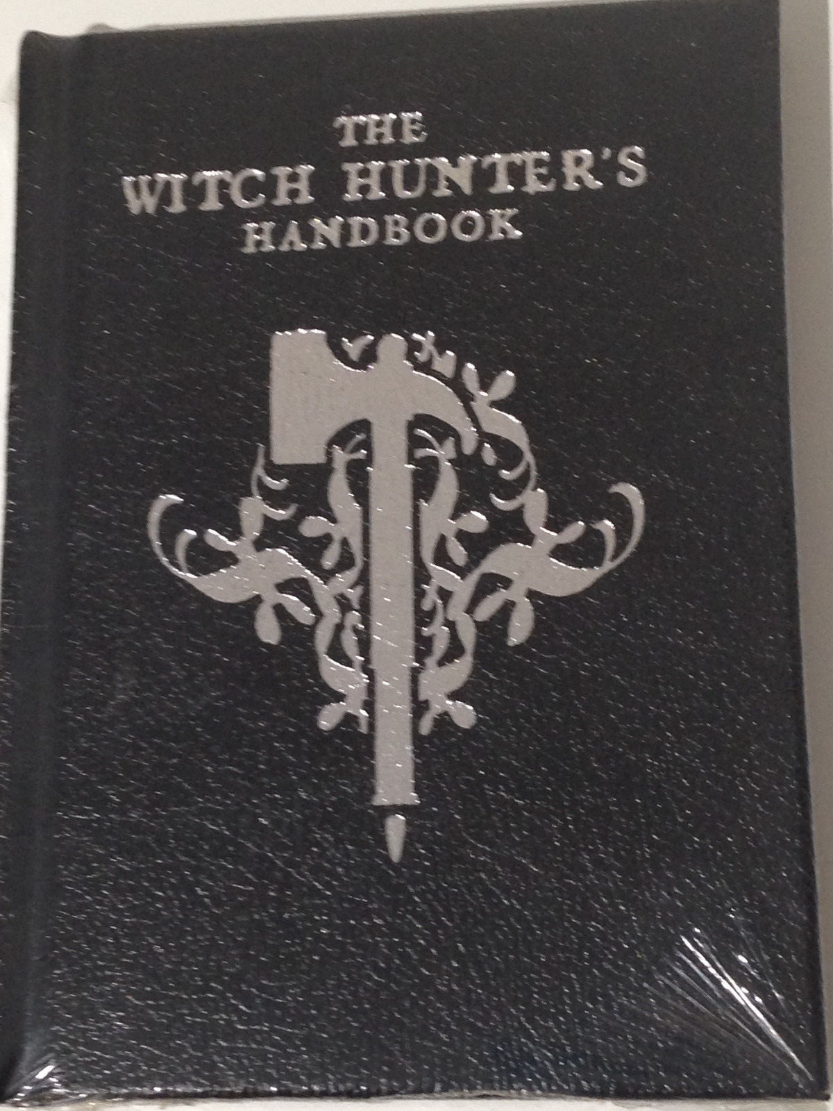 The Witch Hunters Handbook - Rare - Sealed - ISBN 1-84416-407-1 The Witch Hunters Handbook - Rare - Sealed - ISBN 1-84416-407-1