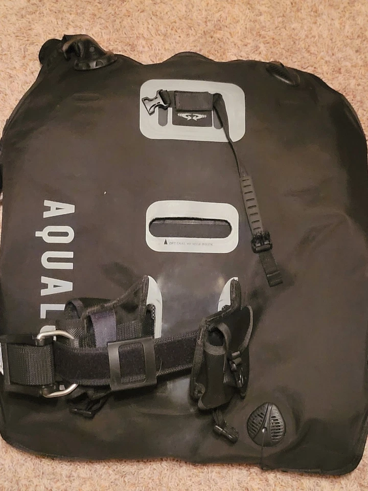 Aqualung Dimensions inflado trasero BCD grande. Bolsillos de peso integrados. Foto 4 de 4