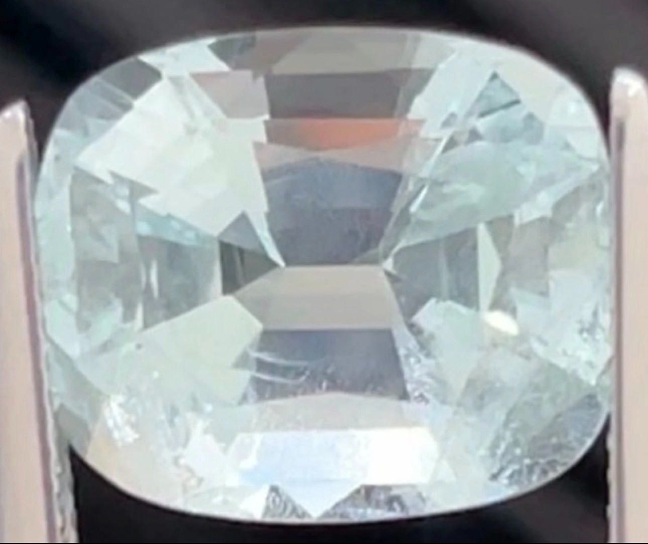 Aigue-marine naturelle 8.81 carats bleu clair certifiée ICA GemLab