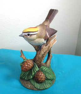 Andrea by Sadek KINGLET Porcelain Bird Figurine 1986 w/ Base - #7625 Sticker