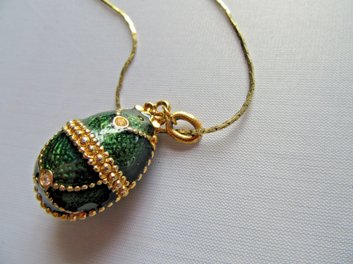 GREEN ENAMEL AND GOLD TONE EGG SHAPED PENDANT NECKLACE - Picture 2 of 2