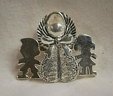 MJ Signed Jewelry Christmas Angel Children Pin Brooch Pendant Silver Tone Xmas e