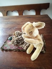 Królik Steiff z guzikiem i żółtą flagą, długość ok. 24 cm