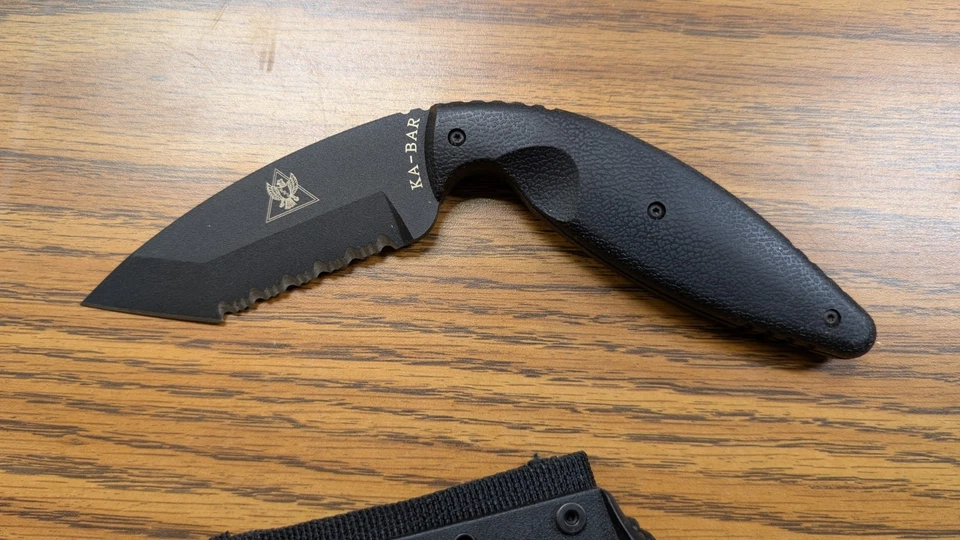 Cuchillo de hoja fija KA-BAR TDI aplicación de la ley modelo 1485 dentado con funda Foto 2 de 4