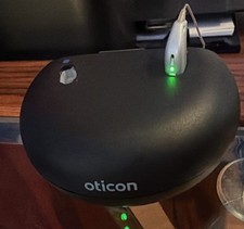Used Oticon More 1 miniRITE R Hearing Aids only Right W Charger