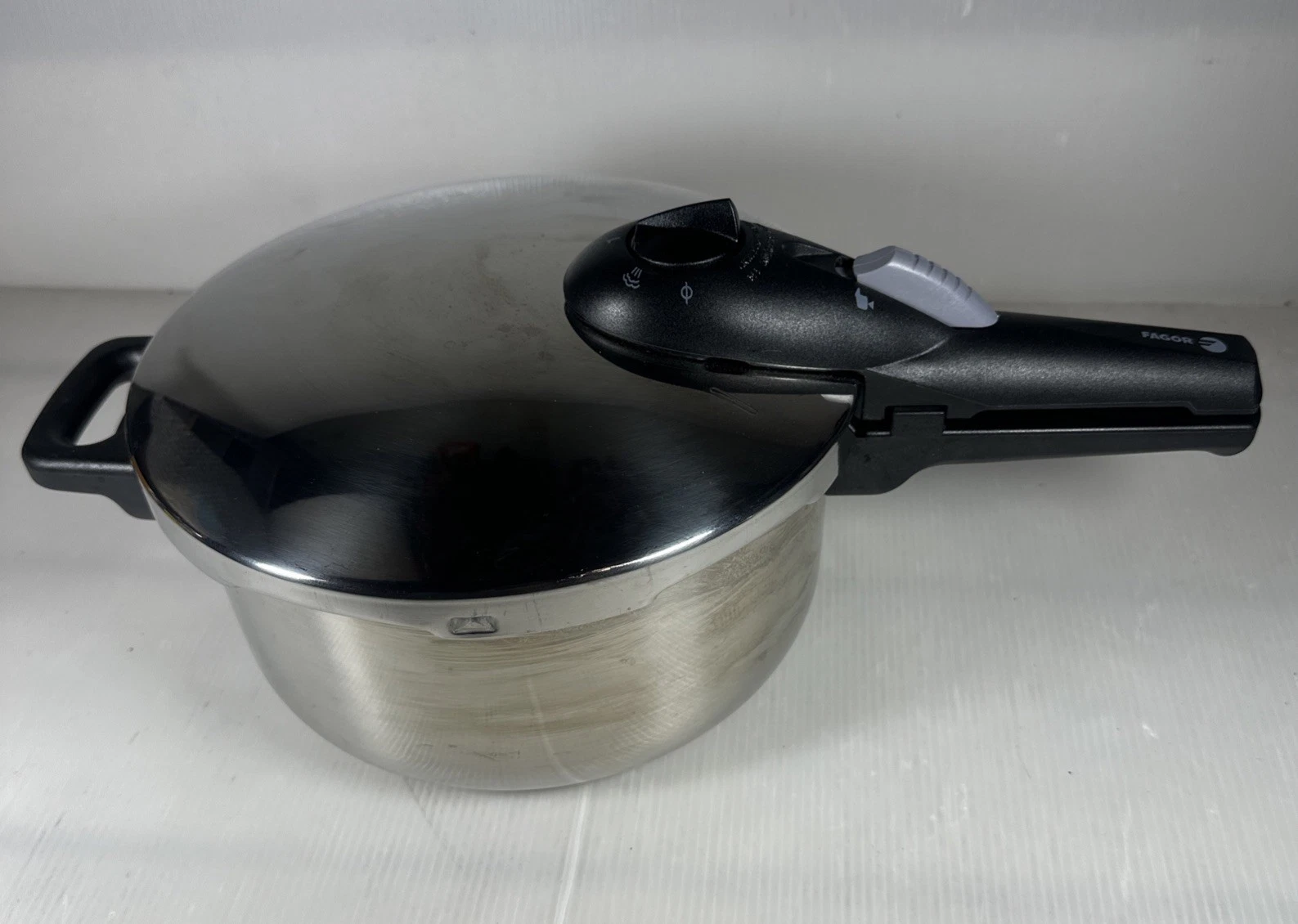 Fagor 4L INOX 18/10 Plaksteel Pressure Cooker Gas Electric Induction New
Opens in a new window or ta