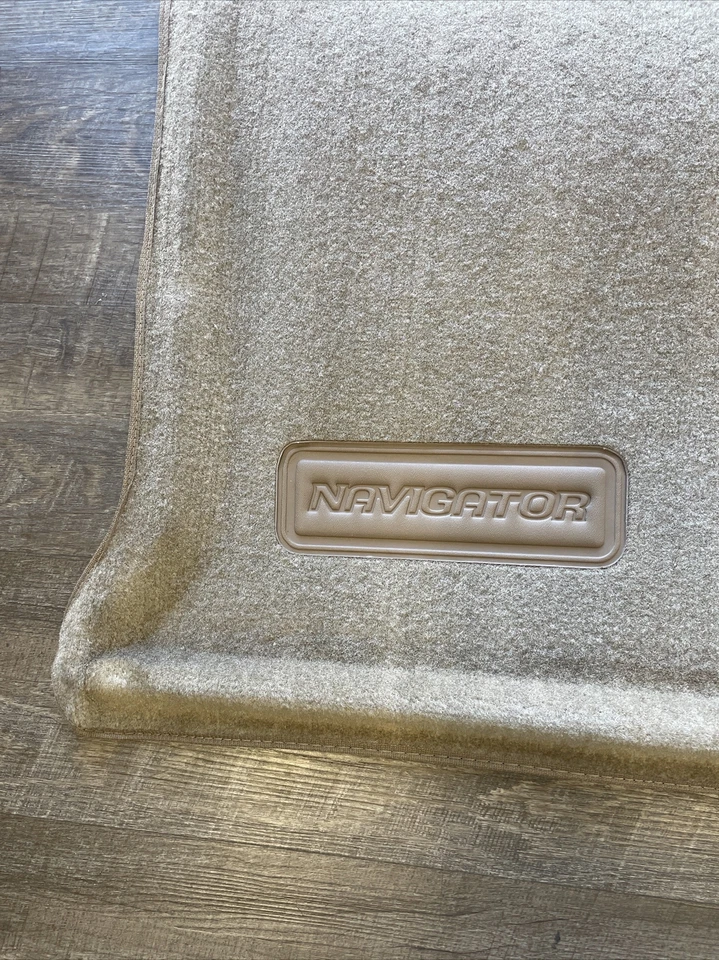 Alfombra de piso trasero Lincoln Navigator 2000-2002 alfombra de carga pergamino mediano NOS Foto 3 de 4