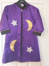 Świąteczna peleryna dress up, satynowa z gwiazdami i księżycem od M&S, unisex 2-4 lata  