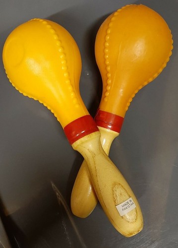 Paar mittelorange Kunststoff-Maracas