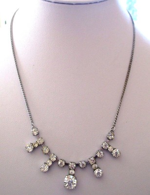 Superbe Collier Vintage Argenté Avec Un Faux Diamant – Bijou Fantaisie élégant Et Solitaire