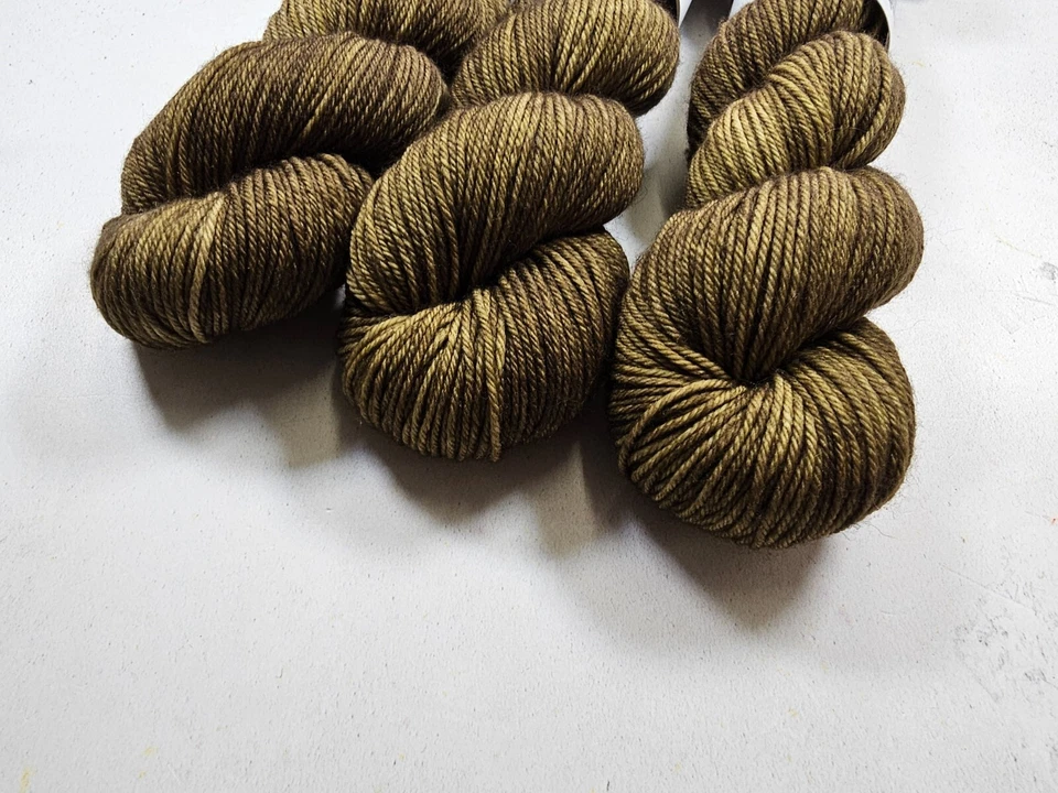 Hilo De Lana Merino / Nylon Teñido A Mano, Peso DK, 100g, SWAMP - Imagen 2 de 4