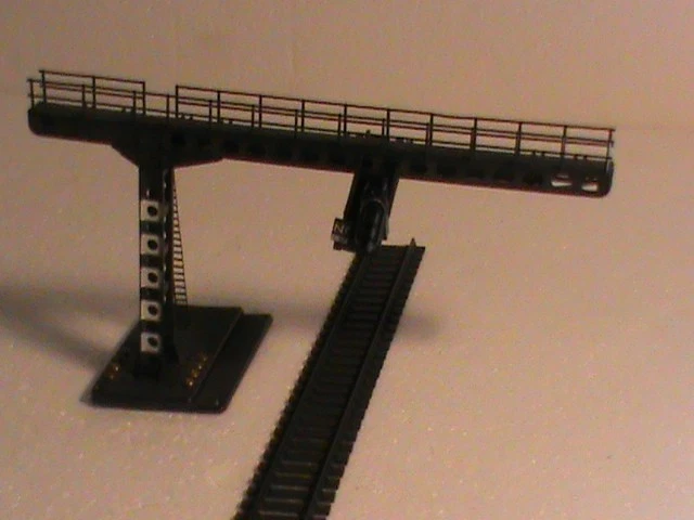 Potence HO 4 Voies Avec Feux LED Rouges – Signalisation Ferroviaire (3V, Métal)