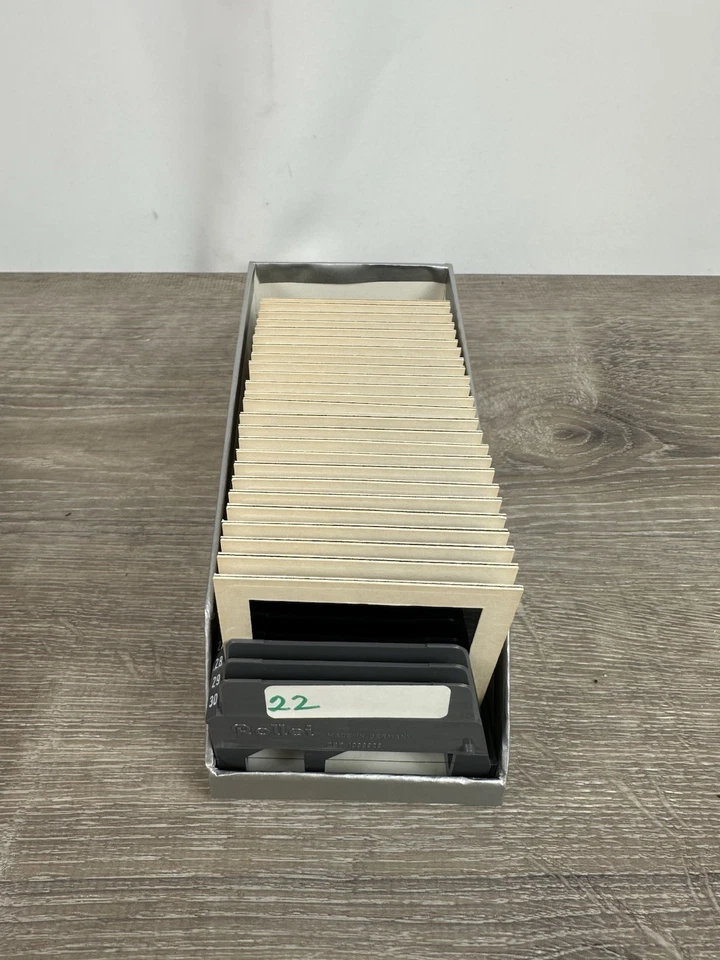 VINTAGE ROLLEI SLIDE MAGAZIN 77 HOLDS 30 SLIDES RANDOM VINTAGE SLIDES INCLUDED - Image 2 of 4