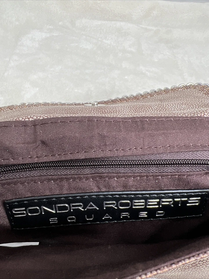 Bolso Bandolera Sondra Roberts Cuadrado Imitación Cuero Correa Cadena Marrón Metálico y S Foto 3 de 4