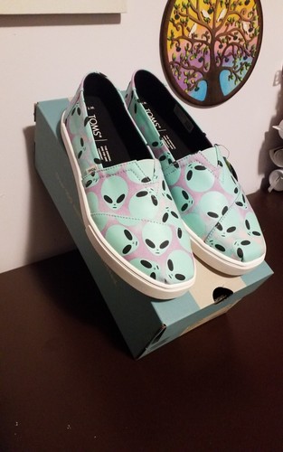 NWT! Original box included! TOMS Alien Print Glow In Dark, women's size 7.5 - Picture 3 of 4