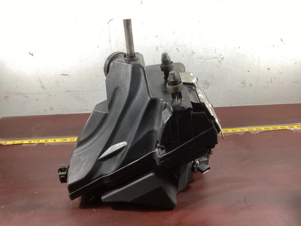 Caja de filtro de filtro de aire Audi A4 2009-2012 8K0 133 837BJ OEM. Foto 3 de 4