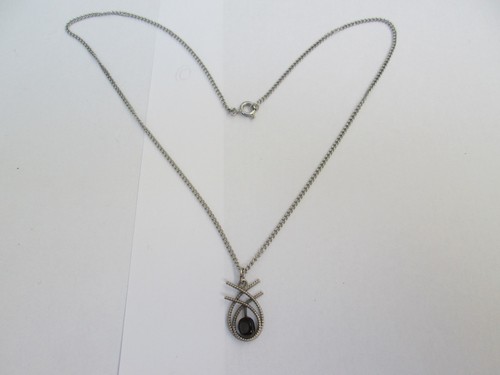 SILVER COLOURED CHAIN NECKLACE AND PENDANT WITH A BLACK COLOURED STONE - Picture 2 of 3
