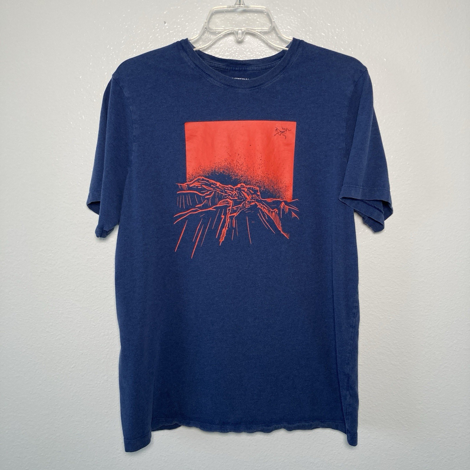 Arc'teryx T Shirt Uomo Logo Grafico Retroilluminato Grande Blu Eruzione Montagna