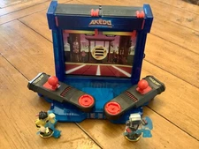 Akedo Ultimate Arcade Warriors Mini Battle Arena & 2 Figures Screenshot Chux Lee