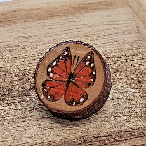 Pequeño pasador redondo de madera para mariposas en naranja, marrón y blanco - Imagen 2 de 4
